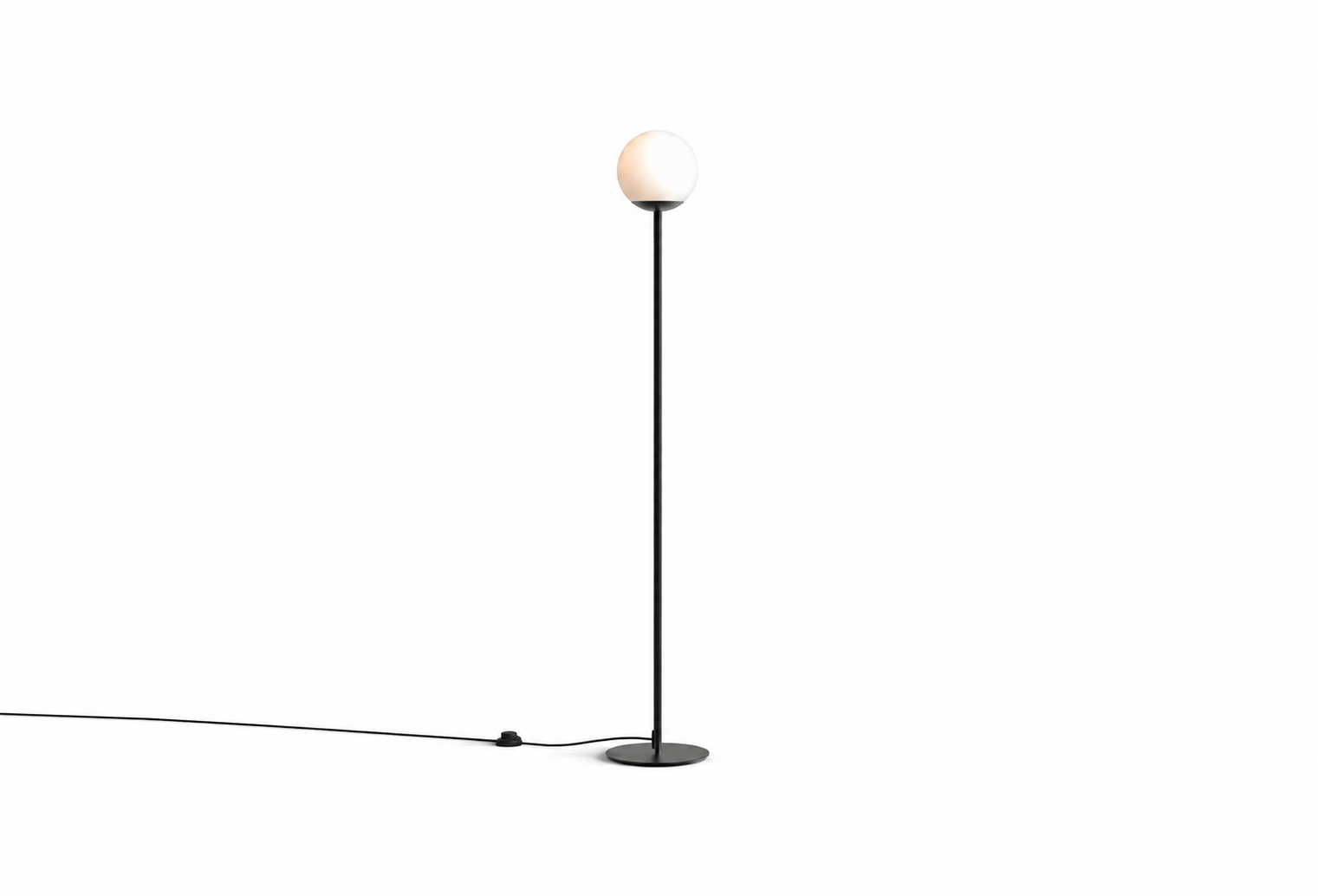 Frandsen Globe Gulvlampe i Opalglas – Eksklusiv Designerlampe med Elegant Nordisk Design.