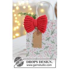 0-1628 Holly Red Bow by DROPS Design DOWNLOAD OPSKRIFTEN HER Strikket sløjfe / julepynt i DROPS Cotton Merino. Arbejdet strikkes fra side til side i helpatent med i-cord og dobbeltstrik. Tema: Jul. Pinde og tilbehør lægges i kurven separat. Se alle opskrifter fra DROPS her. .