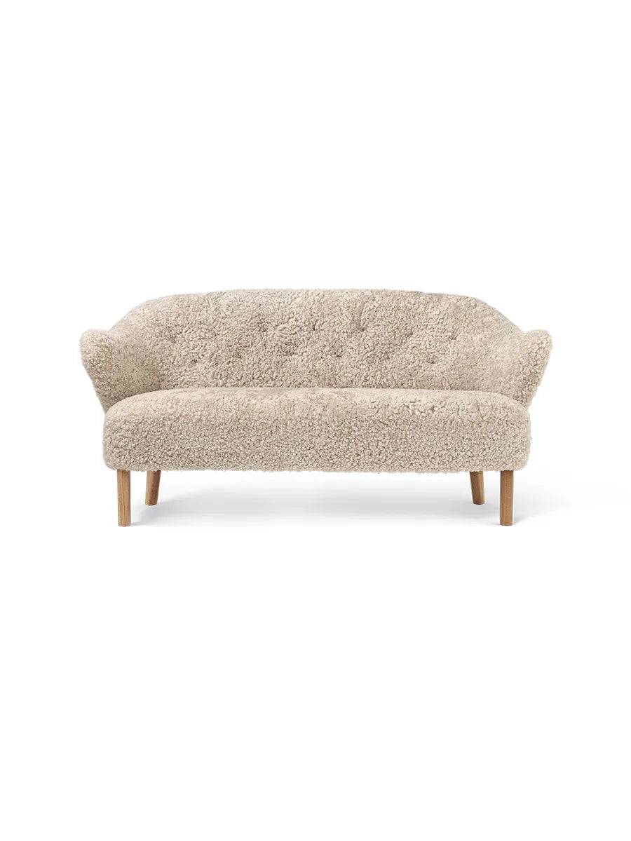 Ingeborg Sofa fra Audo Copenhagen Fåreskind / Moonlight / Eg - Jacobsen Plus