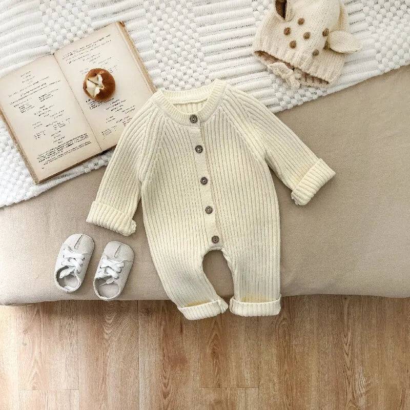 CozyCotton – Bekväm & snygg - Stickad Romper Beige vitt / 90 (12-24 månader) | Pedagogiska Träleksaker