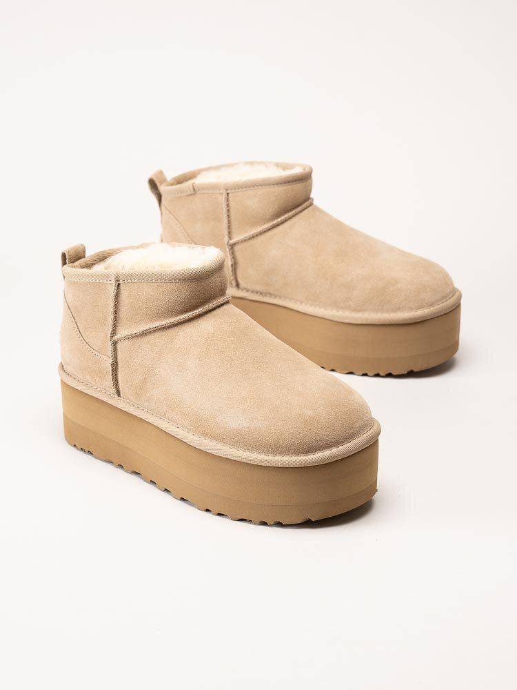 UGG - Ultra Mini Platform - Beige ullfodrade platåboots i mocka storlek 8 (39) (8 (39))
