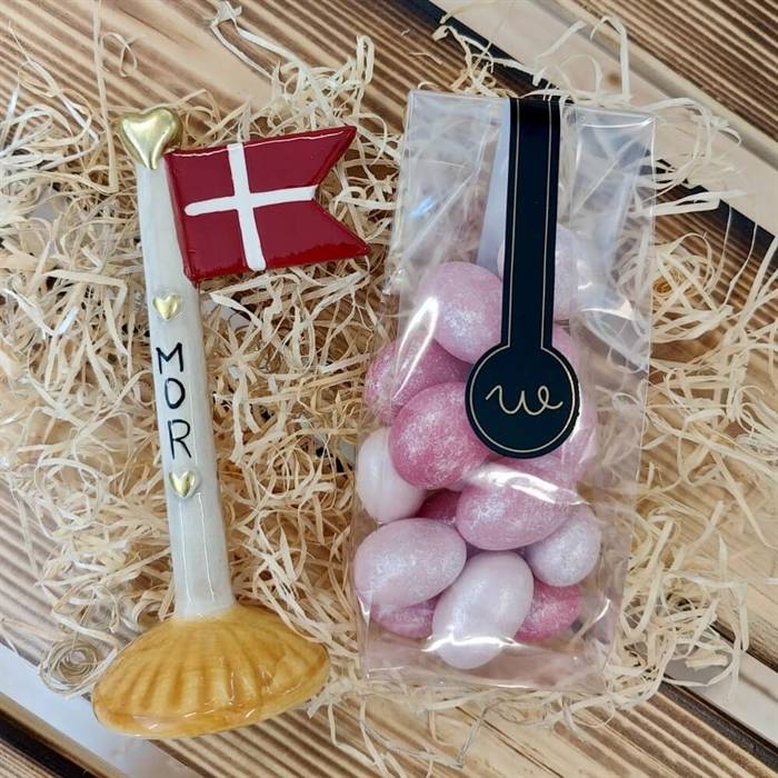 Lille gave med mor flag og chokolade