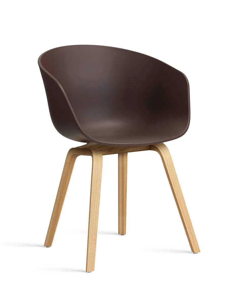 About a Chair AAC22 fra Hay Raisin / Lakeret eg - Jacobsen Plus