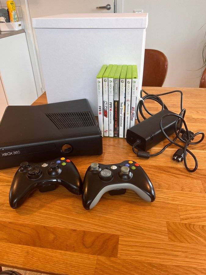 Xbox 360 med två handkontroller och spel