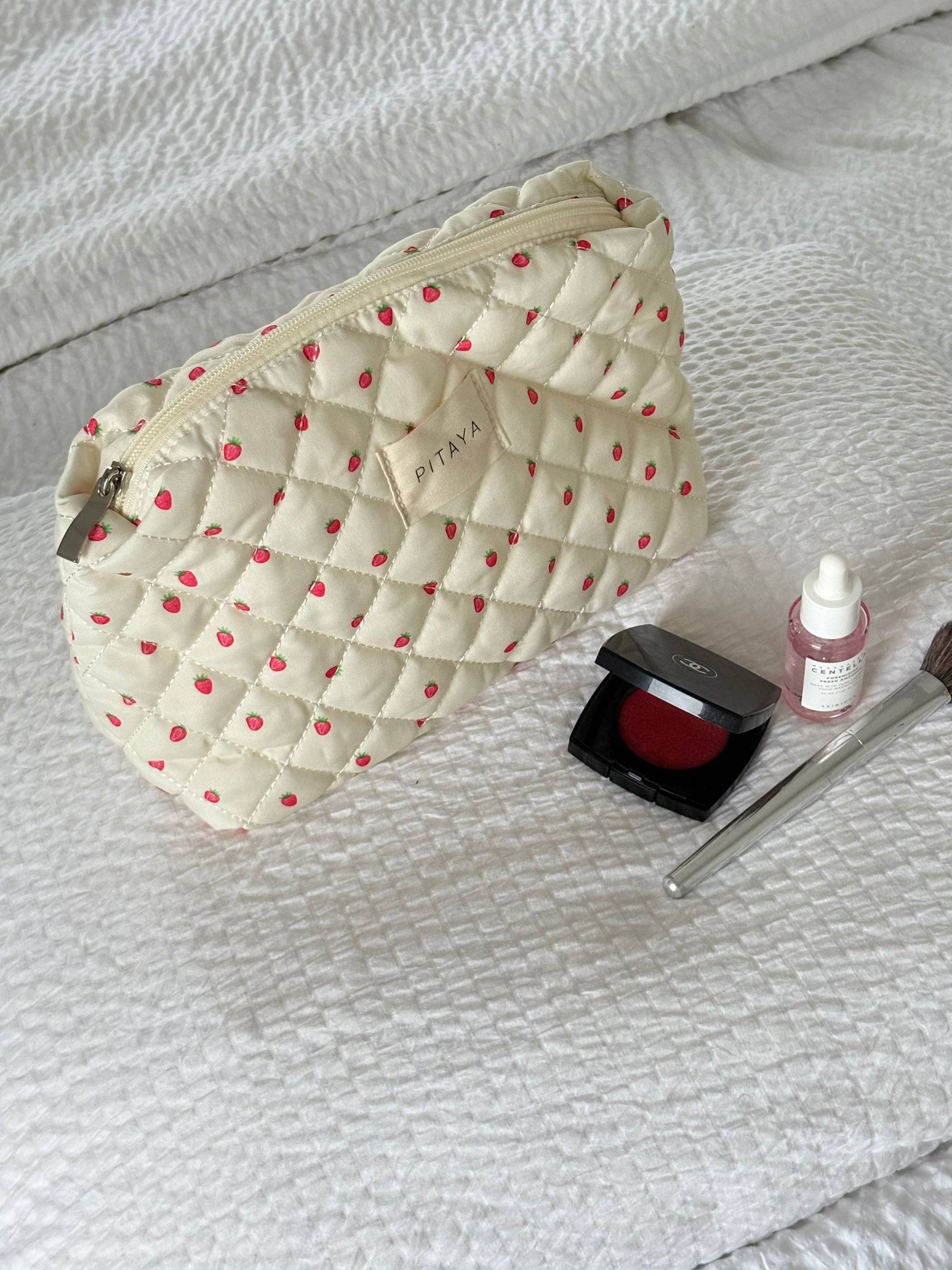 PITAYA Toilettaske Strawberries M - Flerfarvet
