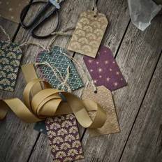 House Doctor Gift Tags with String HDSaa Golden/Green/Burgundy 9 pcs