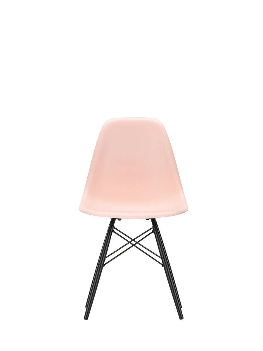 Eames Plastic Side Chair DSW, sortlakeret ahorntræ fra Vitra Pale Rose - Jacobsen Plus