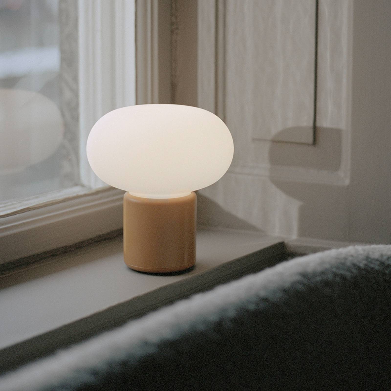 New Works laddningsbar lampa Karl-Johan, ockragul, IP65 dimbar, Gul / orange, Vardagsrum / matsal, Syntetmaterial, Design
