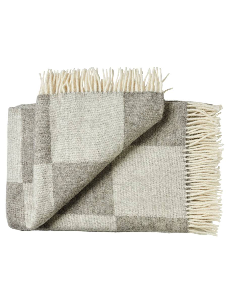 Ærø Plaid, soft nordic grey fra Silkeborg Uldspinderi - Jacobsen Plus