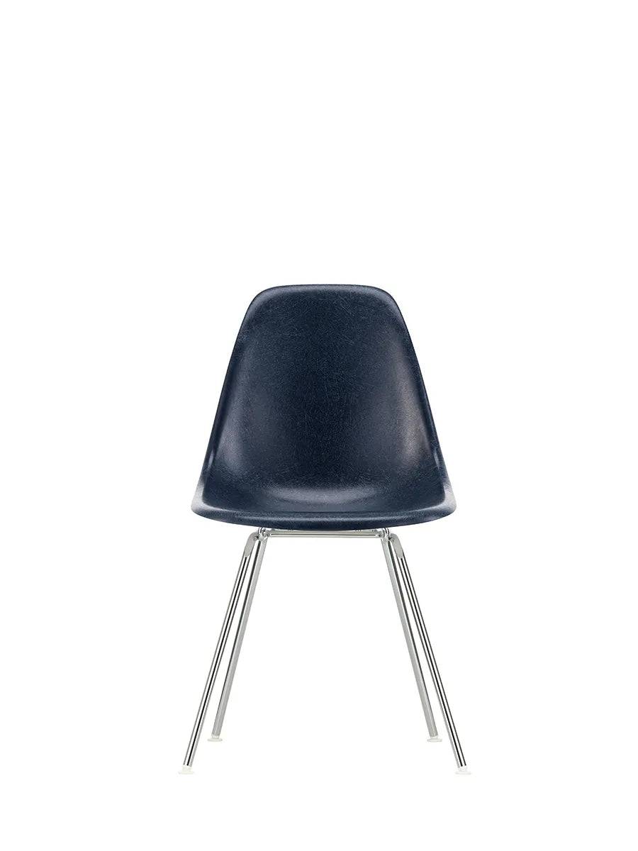 Eames Fiberglass Chair DSX, krom fra Vitra Eames Navy Blue - Jacobsen Plus
