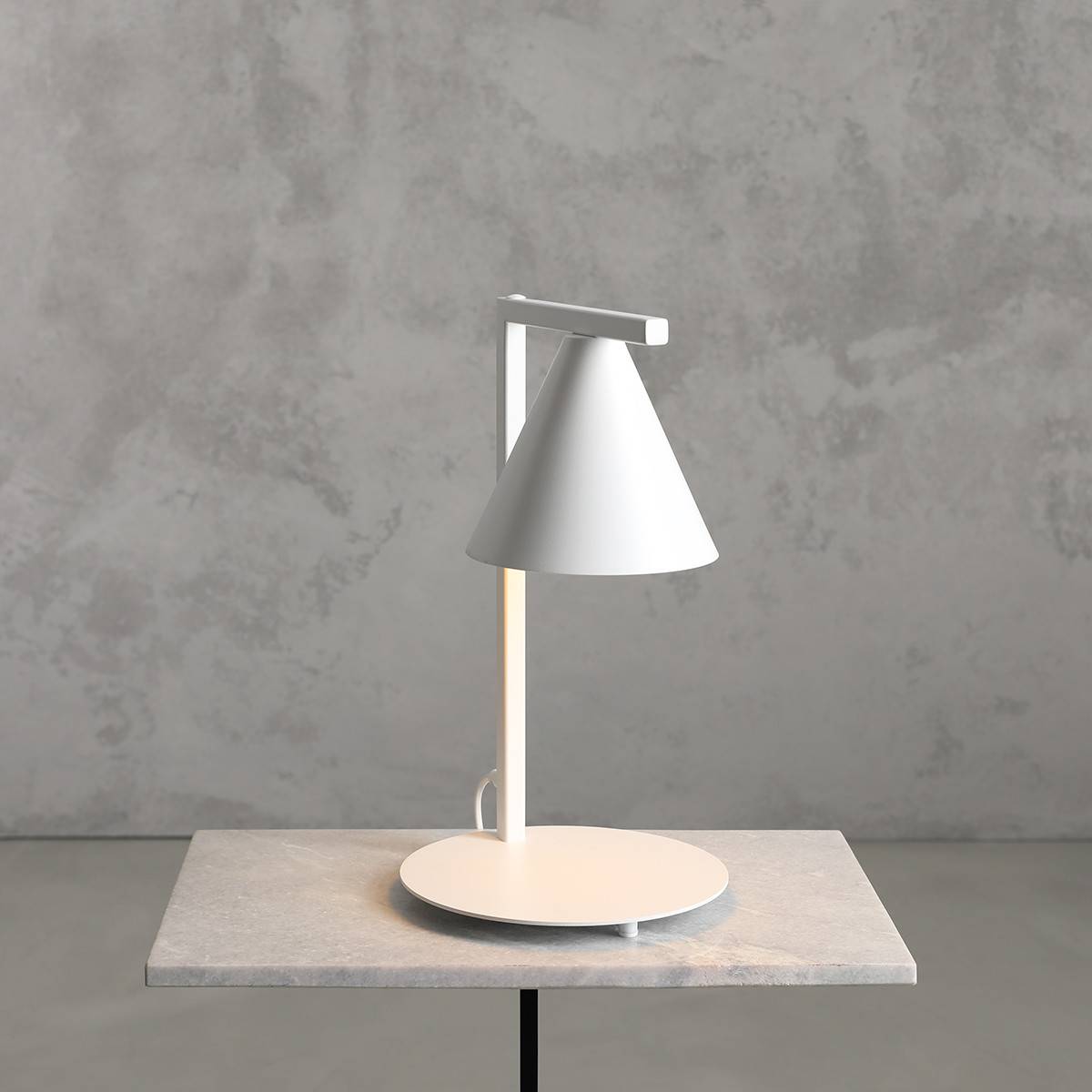 Frigg- Bordlampe i hvid metal