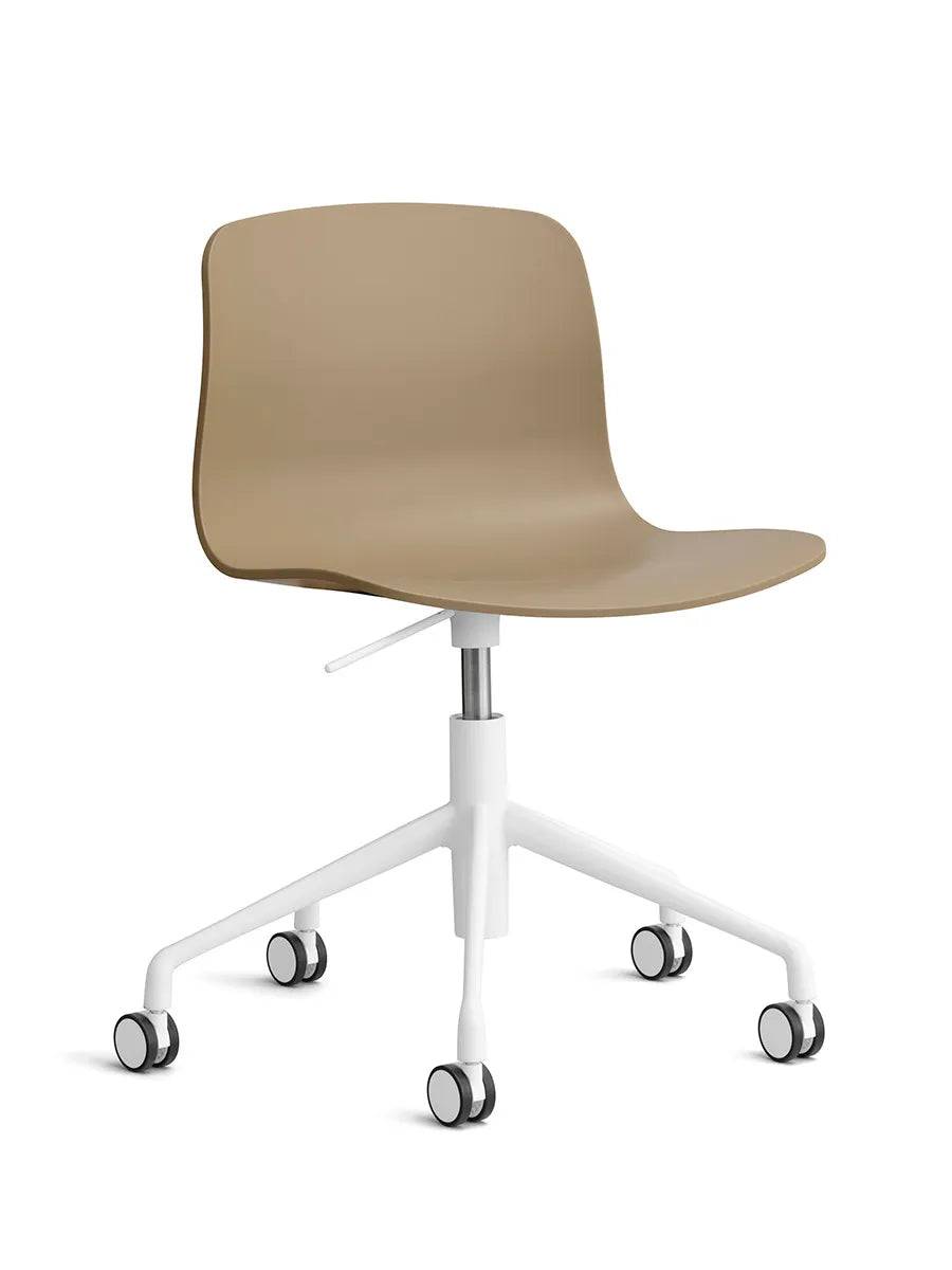 About a Chair AAC50 fra Hay Clay / Hvid pulverlakeret aluminium - Jacobsen Plus