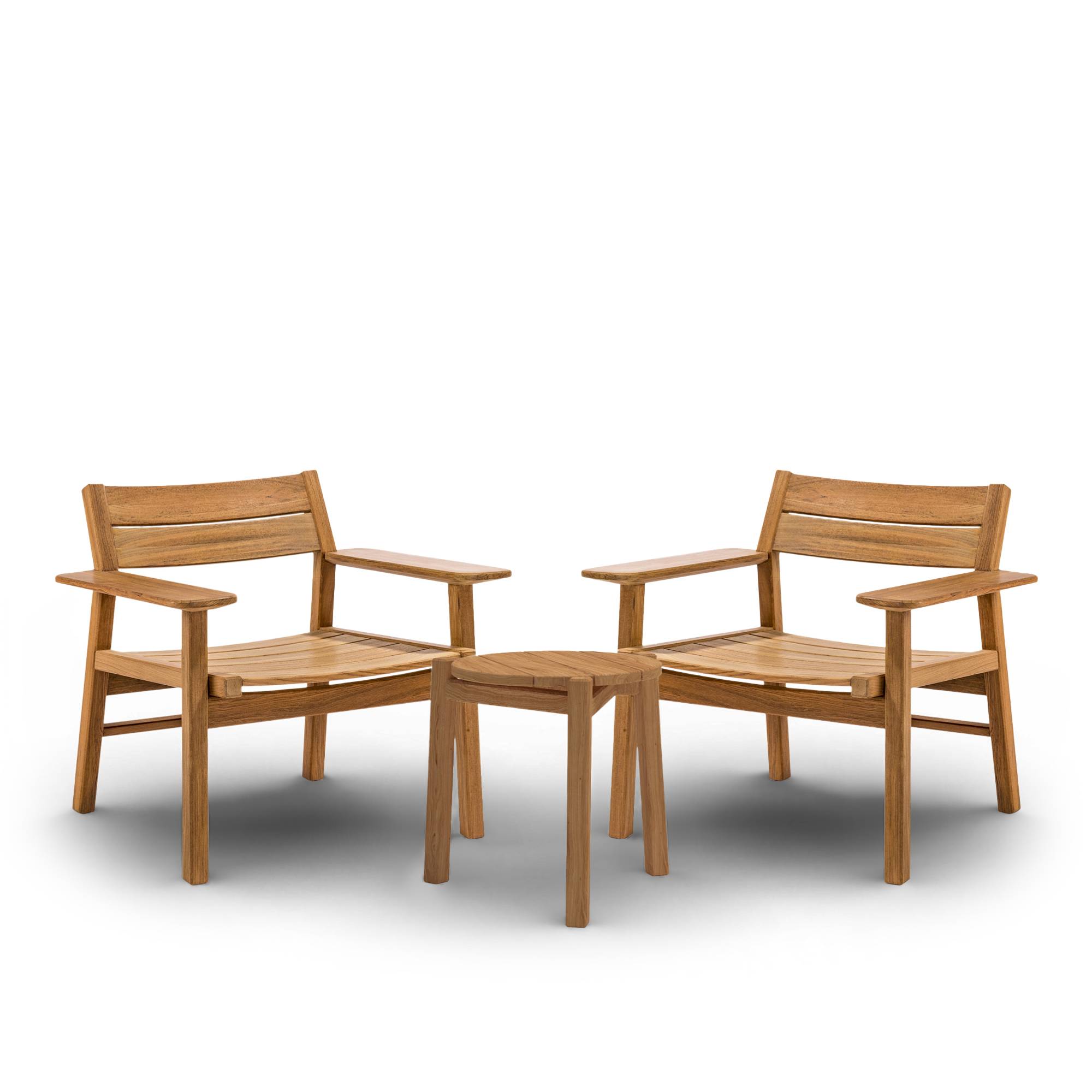 Skargaarden - Djurö utomhusfåtölj 2 st & Djurö utomhusbord Ø40 cm –Teak - Matilda Lindblom - Træ/Tekstilmateriale