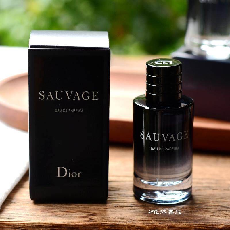 Dior Sauvage Eau de Parfum 10 ml - En rik, träig doft som är sofistikerad, elegant och långvarig.