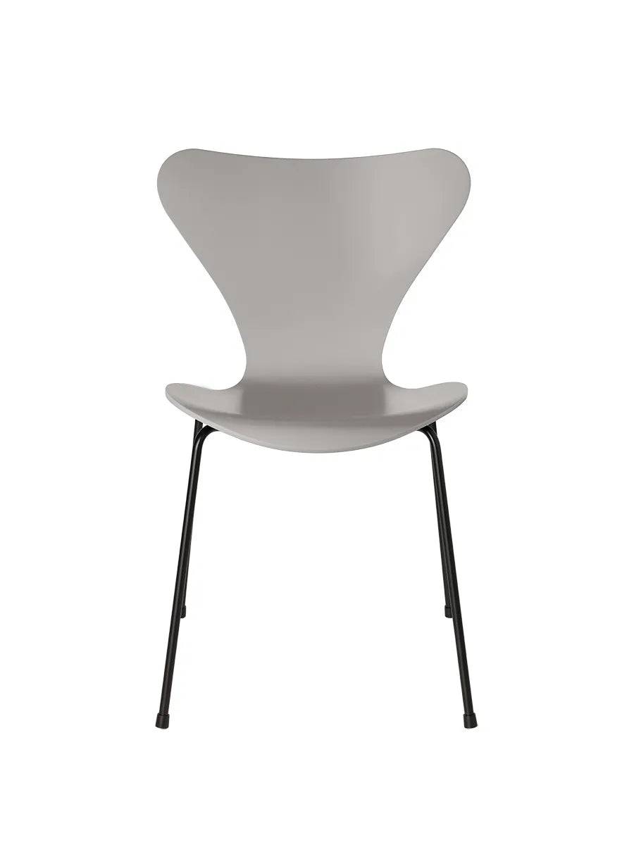 3107 Serie 7 stol lakeret af Arne Jacobsen Nine Grey / Sort - Jacobsen Plus
