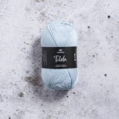 Svarta Fåret Tilda 588 Pastel blå Indhold: 50% Bomuld, 50% Akryl Vægt/længde: 50 g = ca. 150 meter Anbefalede pinde: 3.50 mm Strikkefasthed: 10 cm = 26 m Vask: Maskinvask, max 40°C / Tørres fladt.