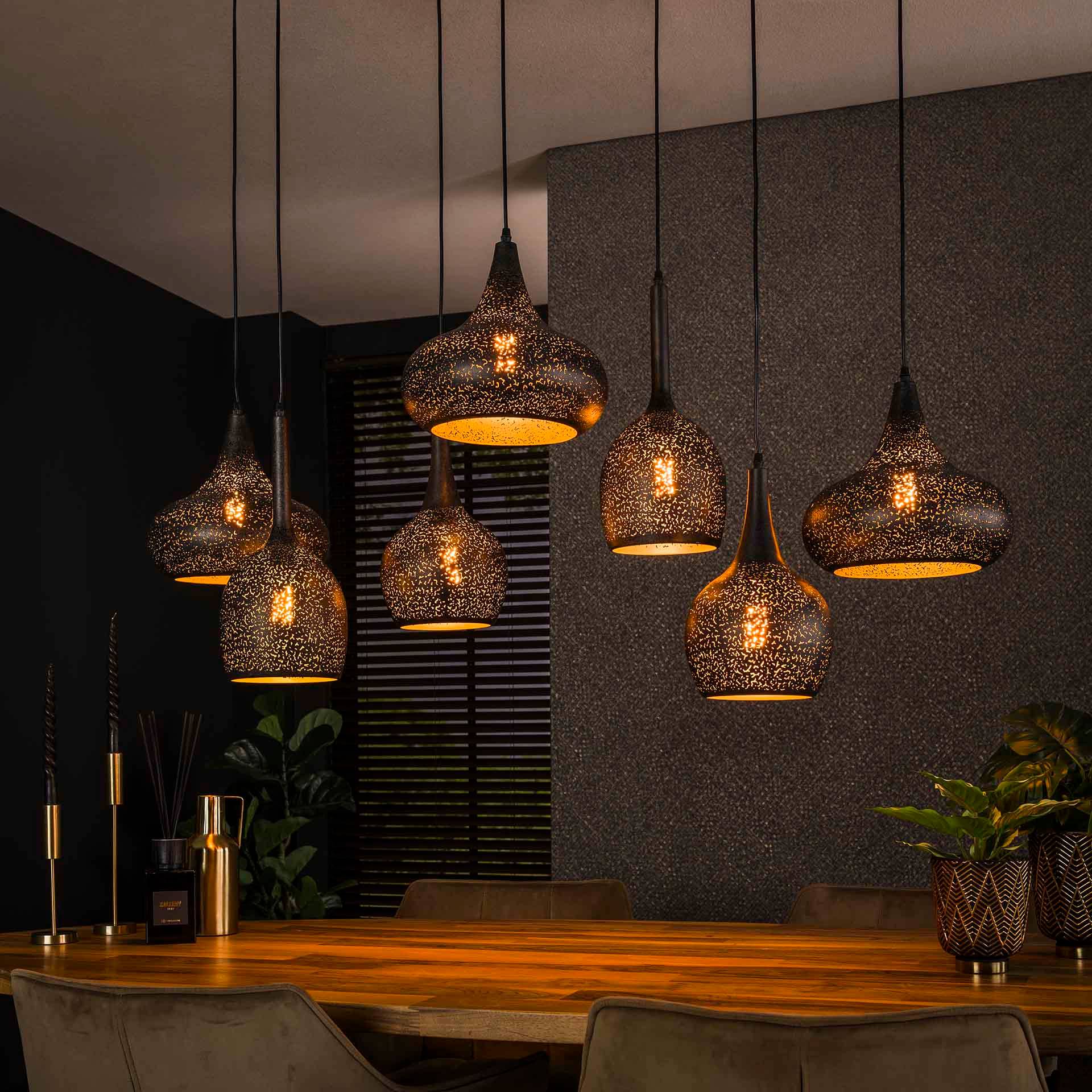 Wic- Loftlampe med syv skærme i sort hullet metal Levering med pære(r)