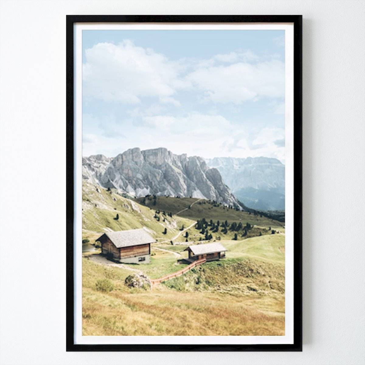 Italien Poster: Dolomiterna, Italien Trästugor på Sécédas alpina äng i bergslandskapet av Julie Travel Photography