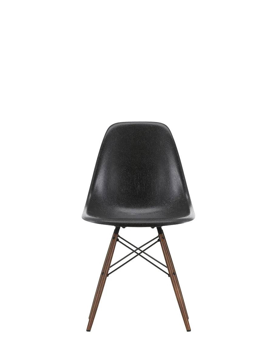 Eames Fiberglass Chair DSW, mørkbejdset ahorn fra Vitra Eames Elephant Hide Grey - Jacobsen Plus