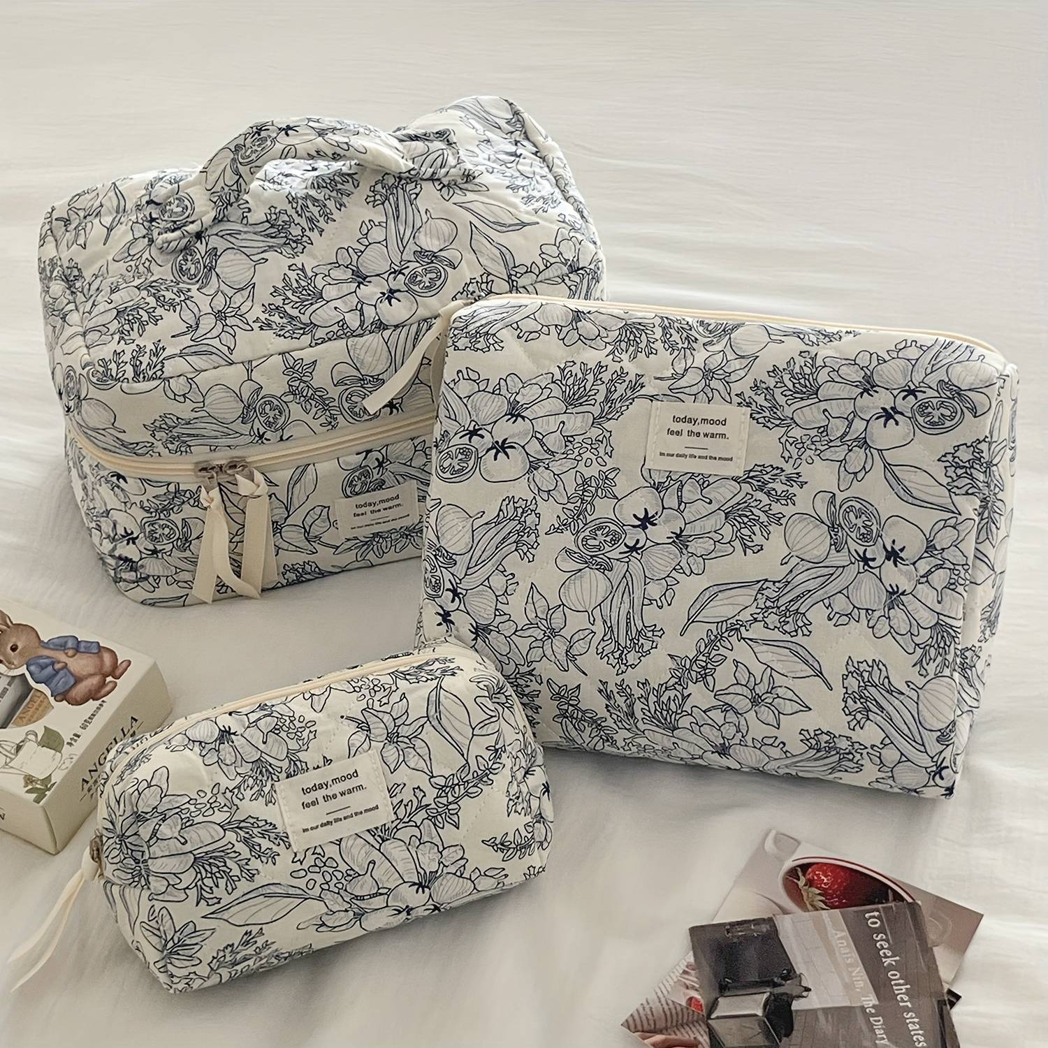 Women' Vintage Lightweight Makeup Bag & Toiletry - Large Capacity Portable Case With Wrist Strap Suitable For Travel, Daily Use, Elegant Retro Handheld Storage