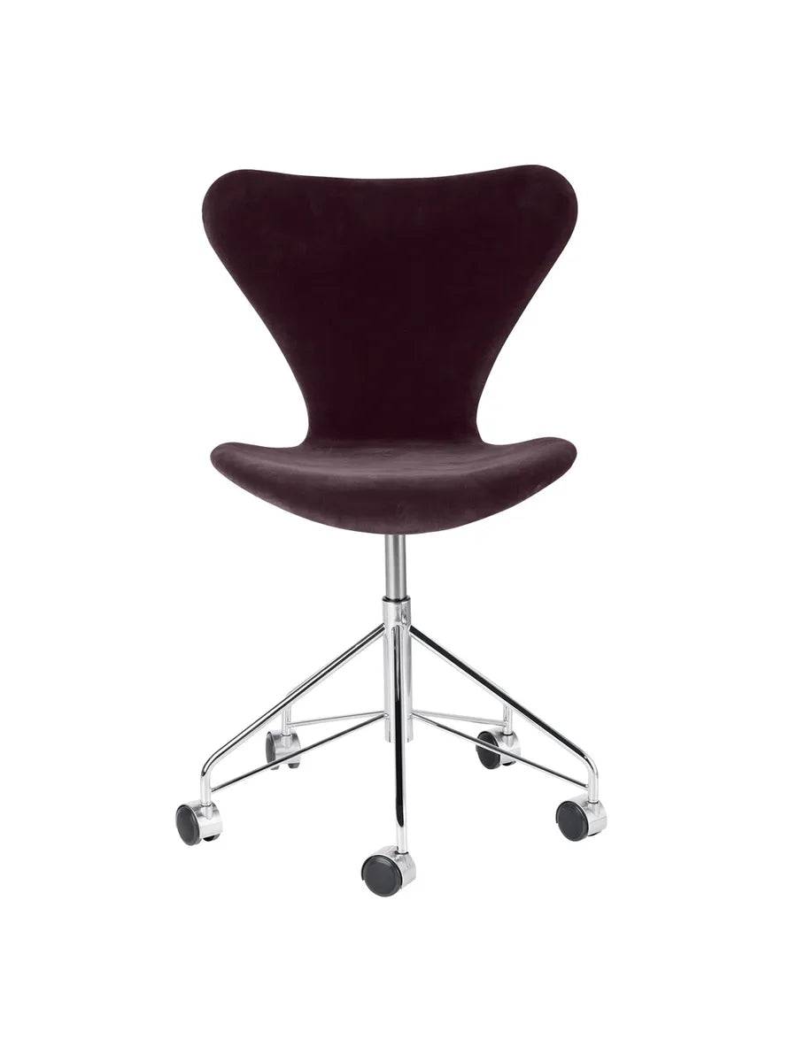 3117 Serie 7 Kontorstol af Arne Jacobsen Fuldpolstret / Belfast (velour) / Dark plum - Jacobsen Plus