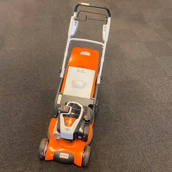 Demo model: STIHL RM 545 VE Benzin-plæneklipper med opsamler og biokniv - klippebredde: 43 cm.
