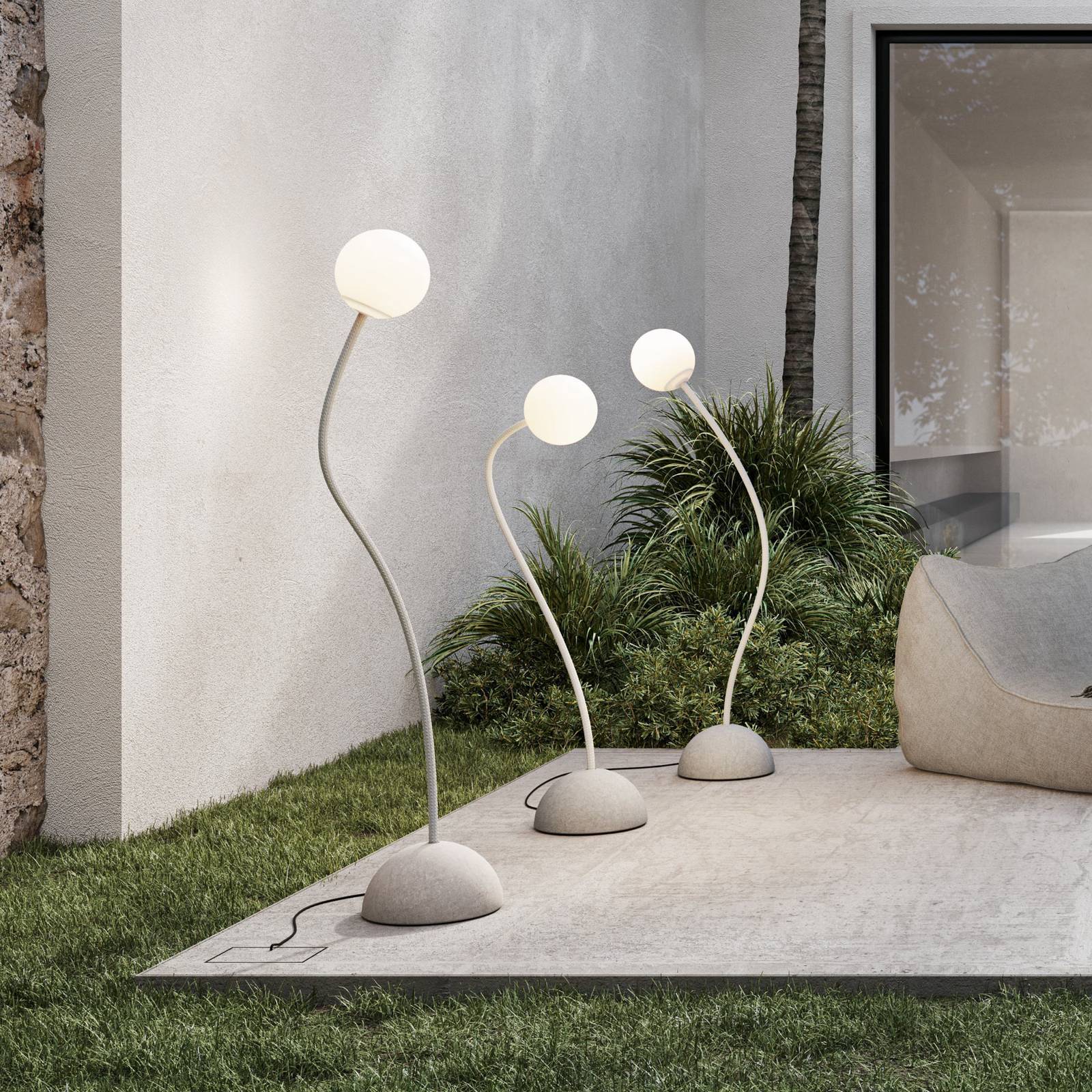 Karman udendørs gulvlampe Moony, hvid, Ø 15 cm, højde 145 cm PMMA dæmpbar, Hvid/opal, Plast, Design, Udendørs kuglelys