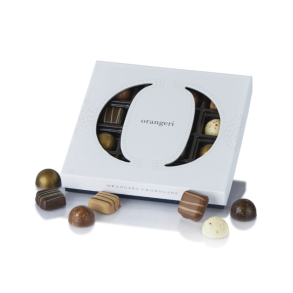 Æske med fyldte chokolader og marcipanstykker