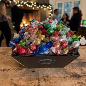 Gavekurv: Kæmpe chokolade gavekurv med 1 kg Cocoture & 1 kg Weibel pralinee kugler