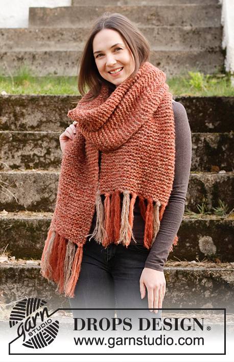 214-6 Maedhros by DROPS Design DOWNLOAD OPSKRIFTEN HER Strikket halstørklæde med retstrik og frynser i 3 tråde DROPS Brushed Alpaca Silk. Pinde og tilbehør lægges i kurven separat. Se alle opskrifter fra DROPS her. ..