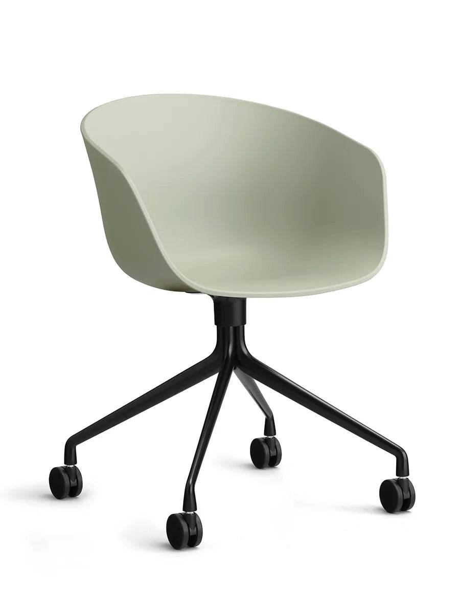 About a Chair AAC24 fra Hay Pastel green / Sort pulverlakeret aluminum - Jacobsen Plus