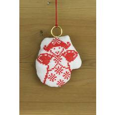 Broderikit Vante m/engel 8 x 8 cm Korssting broderi med delt garn 2/6. Aida stof, 5,4 tråde pr. cm, hvid farve. Inkl. stof til bagside og ring. Mål: Vante 8x8cm. Engle motiv i DMC Mouliné farver.