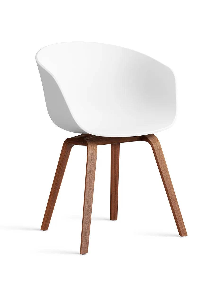 About a Chair AAC22 fra Hay White / Lakeret valnød - Jacobsen Plus