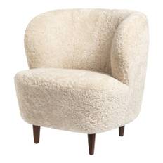 Gubi - Stay Lounge Chair Sheepskin Off White/American Walnut - Fåtöljer - Space Copenhagen - Vit - Läder/Metall/Trä