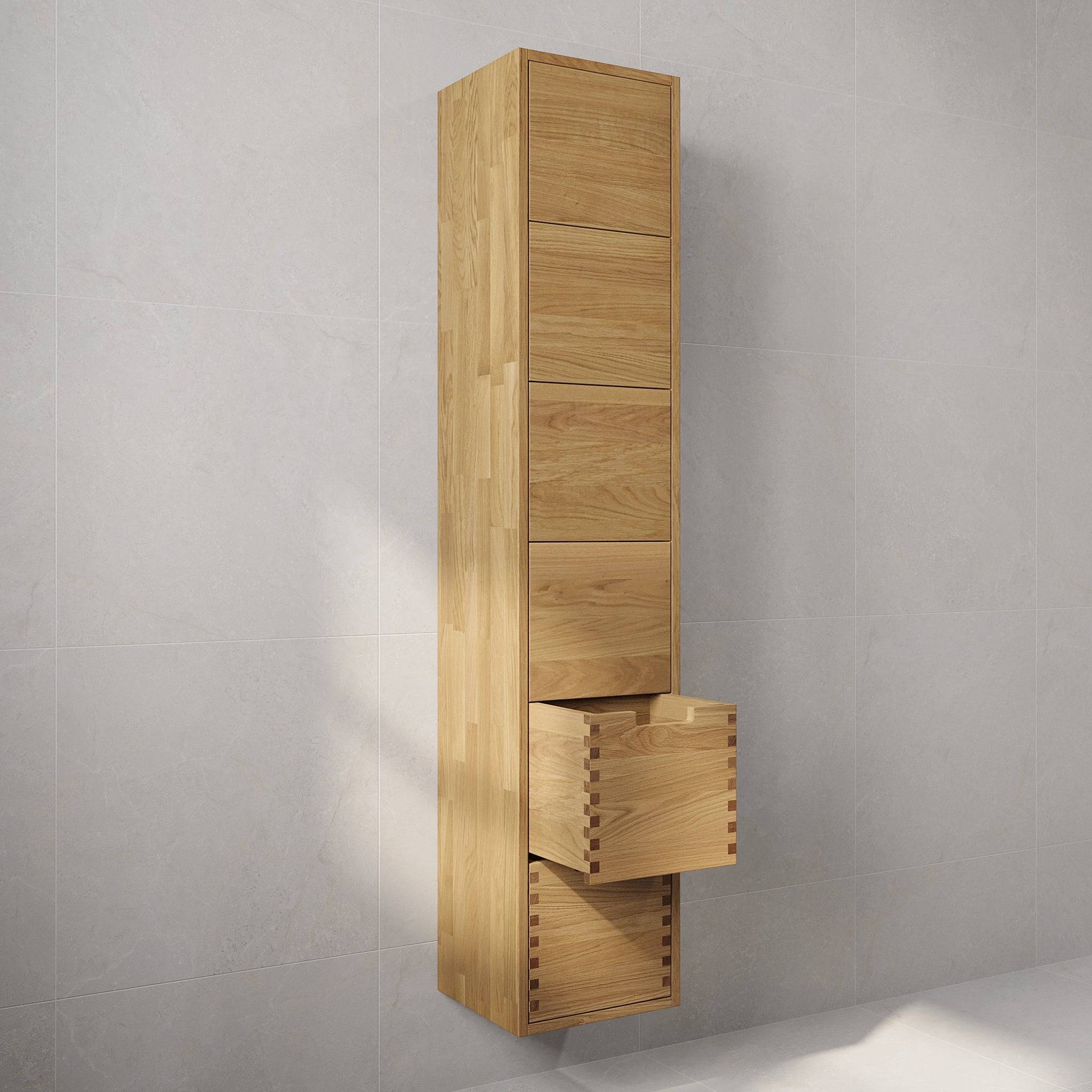 Overskab i massiv egetræ - 1 dør - 35x19x90 cm - olieret eg - Troldeskoven - 1 låge
