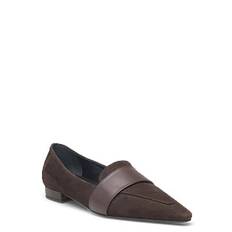 Flat pointed loafer