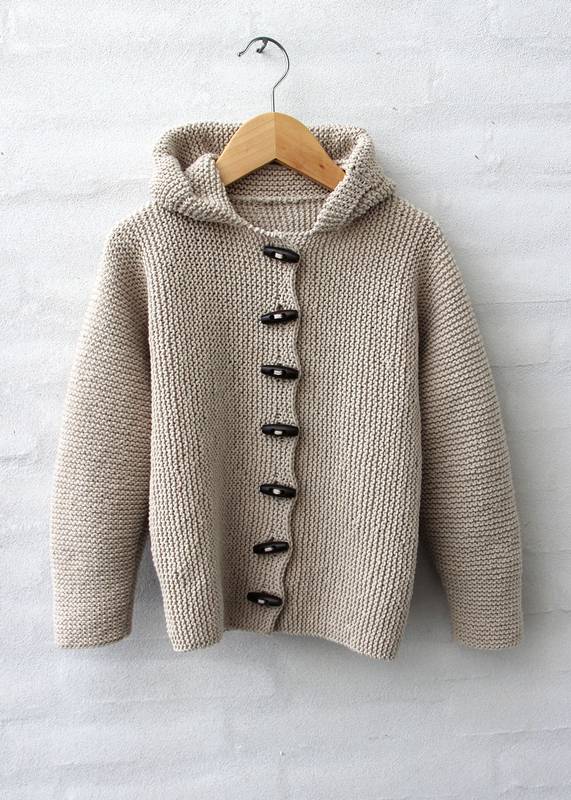 Hættejakke - Little One's (1-6 år) DOWNLOAD OPSKRIFTEN HER Hættejakke strikket i Cosy fra Go Handmade. Størrelse 1-6 år. Pinde og tilbehør lægges i kurven separat. Se alle opskrifter fra Go Handmade her. ..