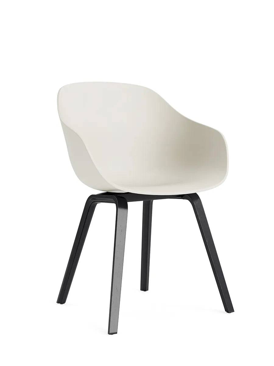 About a Chair AAC 222 fra Hay Melange Cream / Sortlakeret eg - Jacobsen Plus