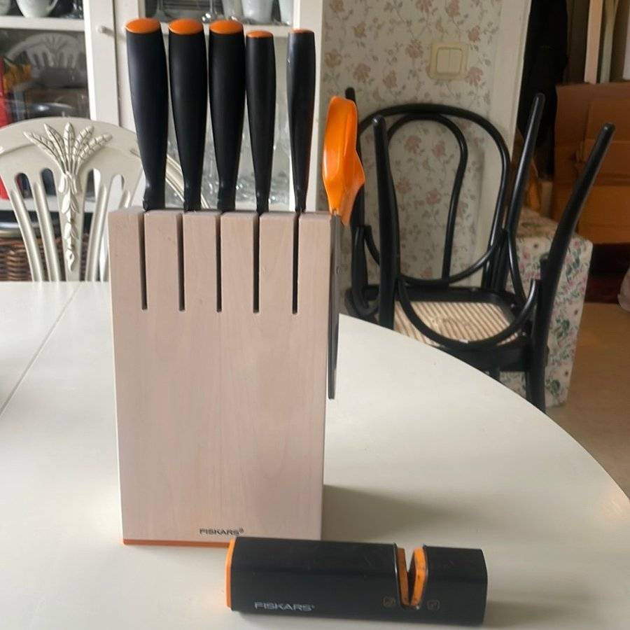Fiskars knivset 5 knivar med knivblock och sax