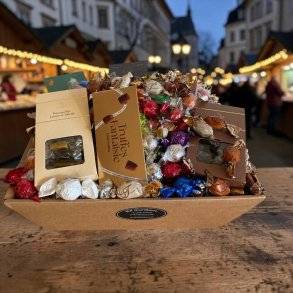 Gavekurv: Stor eksklusiv dele-gavekurv med luksus chokoladekugler, gourmetkarameller & slik