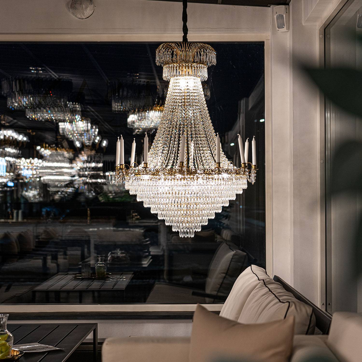 Stor Kristallkrona Ø92xH145cm Grand Mässing | Kristallkrona | Vesani
