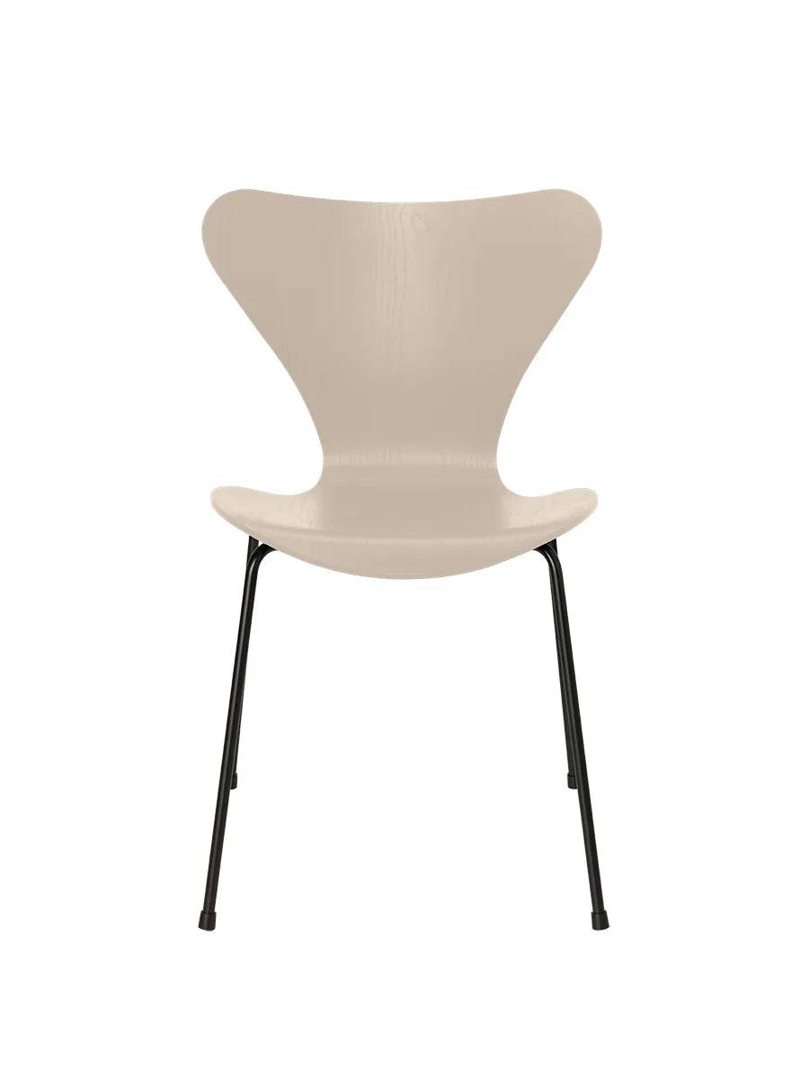 3107 Serie 7 stol i farvet ask af Arne Jacobsen Light Beige / Sort - Jacobsen Plus