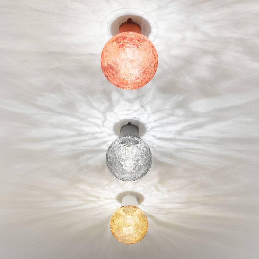 Shibuya Taklampa - Plafond | 4x3 färgalt. | Takfäste - Färg: Röd (8239107) | Glaskupa - Färg: Cognac (8224116) | Ljuskälla: E27 - 6W LED | 470 Lumen | 2700K (L70078) - Cognac (8224116)Röd (8239107)