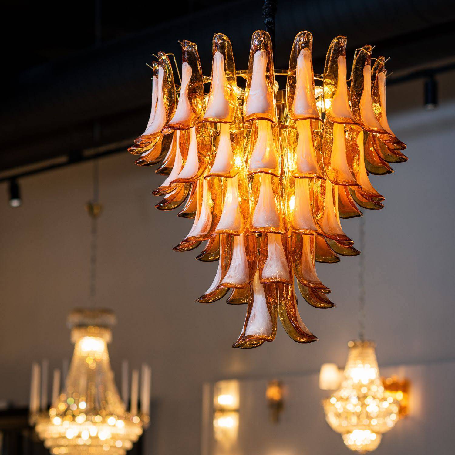 Kristallkrona Ø66xH75cm Bärnsten/Mässing - Livorno | Taklampa | Kristallkrona | Vesani