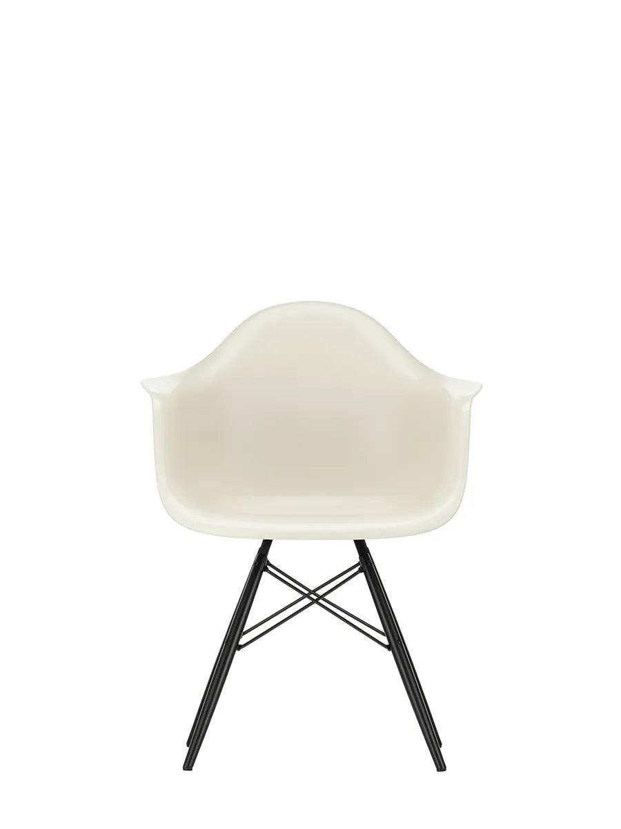 Eames Plastic Armchair DAW, sortlakeret ahorntræ fra Vitra Pebble - Jacobsen Plus