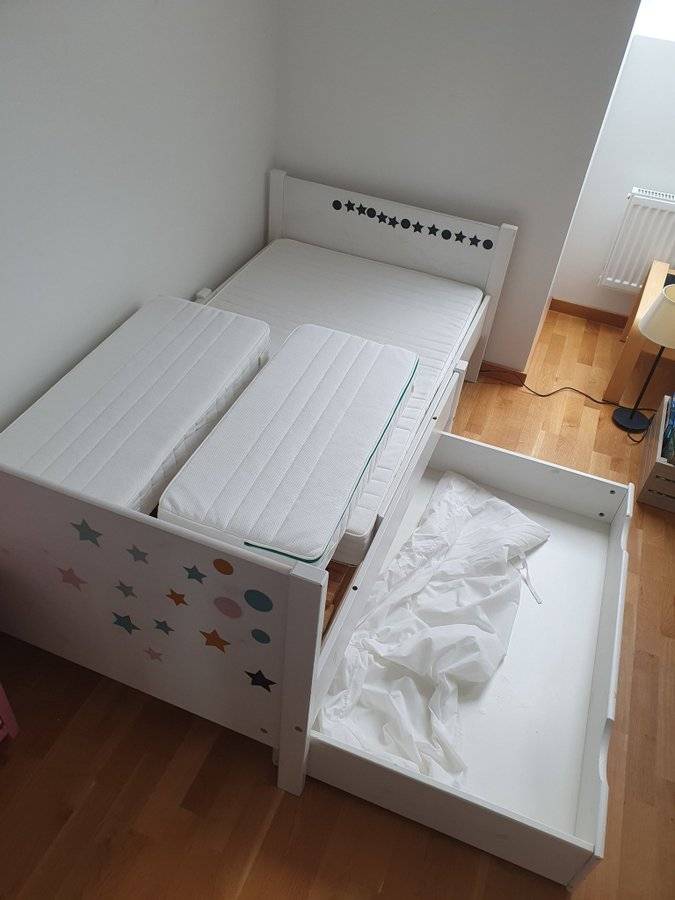 IKEA Utdragbar barnsäng med pocketresårmadrasser och förvaring