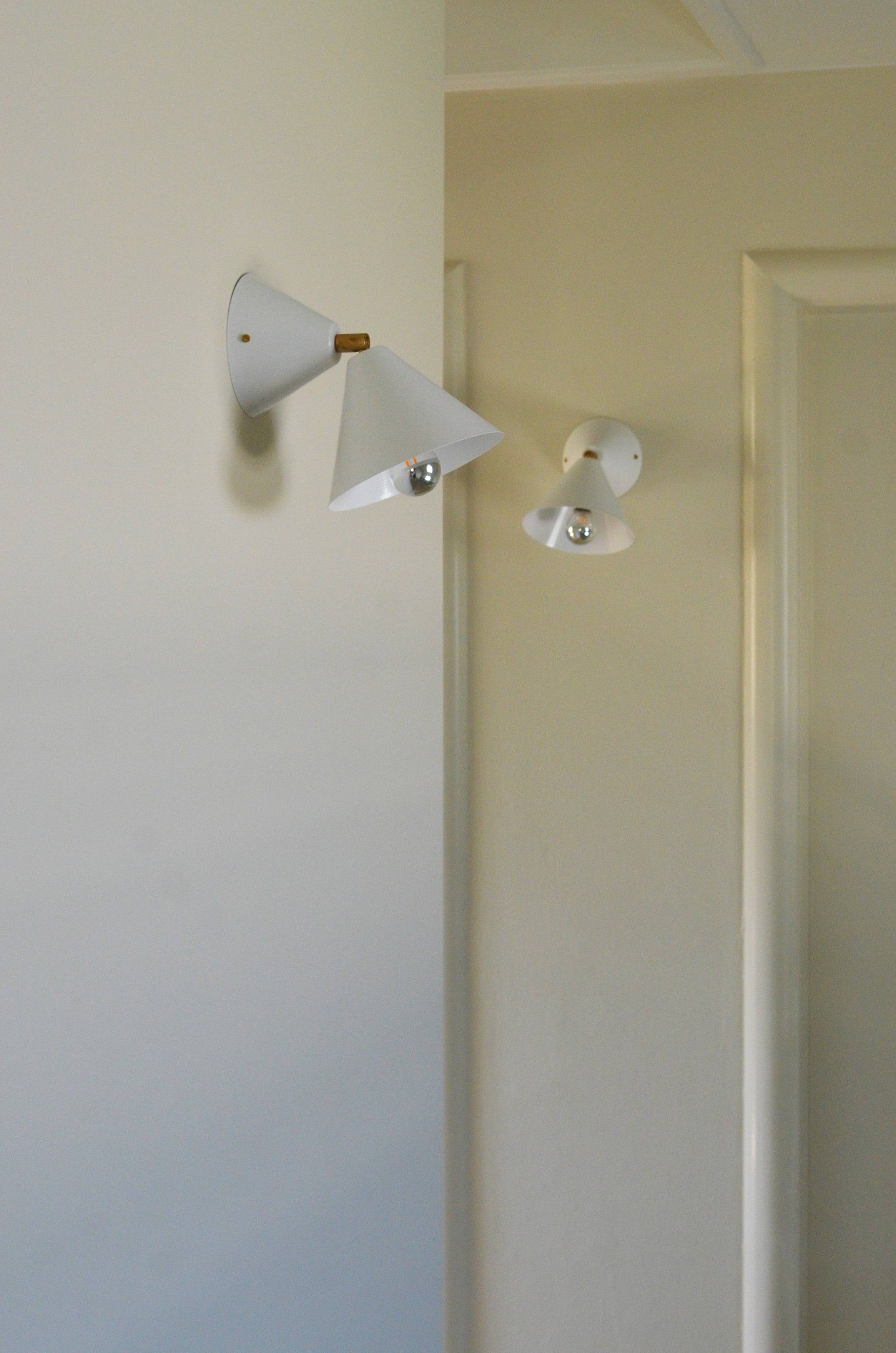 Atelier Areti - Cone 077 væglampe - Hvid - White / Brass / Without Wire