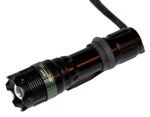 Kraftig 3 Watt CREE LED lommelygte lyser ca 190 meter.