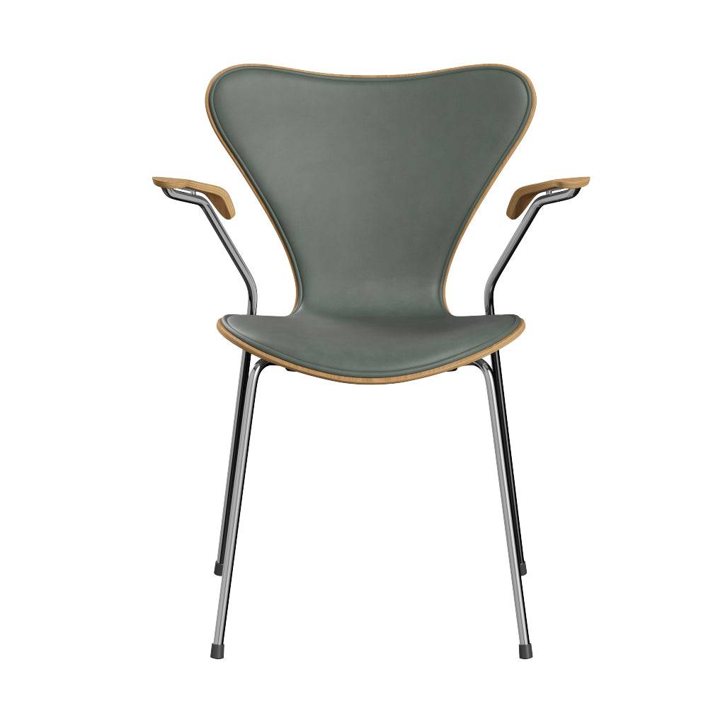 Fritz Hansen - 3207 stol med armlæn, naturfiner og forsidepolstret i Grace læder Eg - Concrete Grey læder - Krom stel - Jacobsen Plus