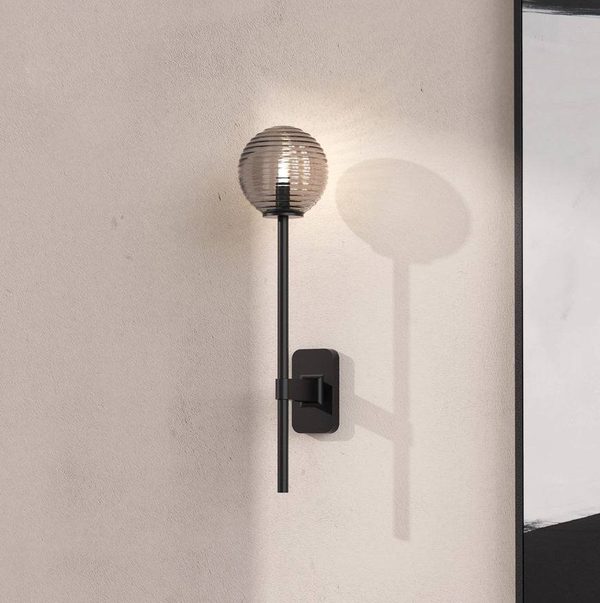 Tacoma Single Grande væglampe fra Astro Lighting - Sort / Rund / Røget (rillet)